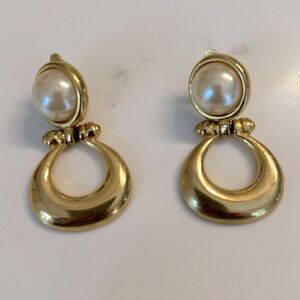 Vintage gold knocker clip on earrings with pearl